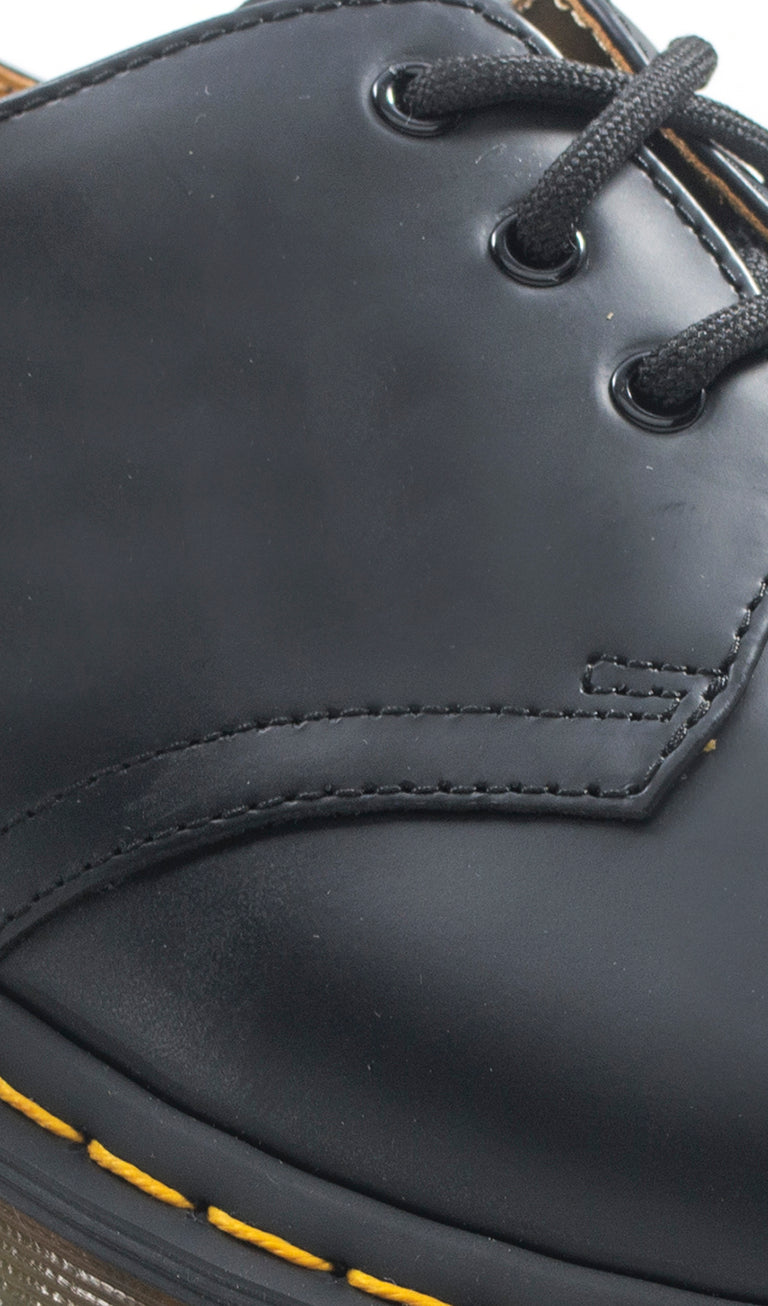 DR. MARTENS Stringata uomo nera in pelle