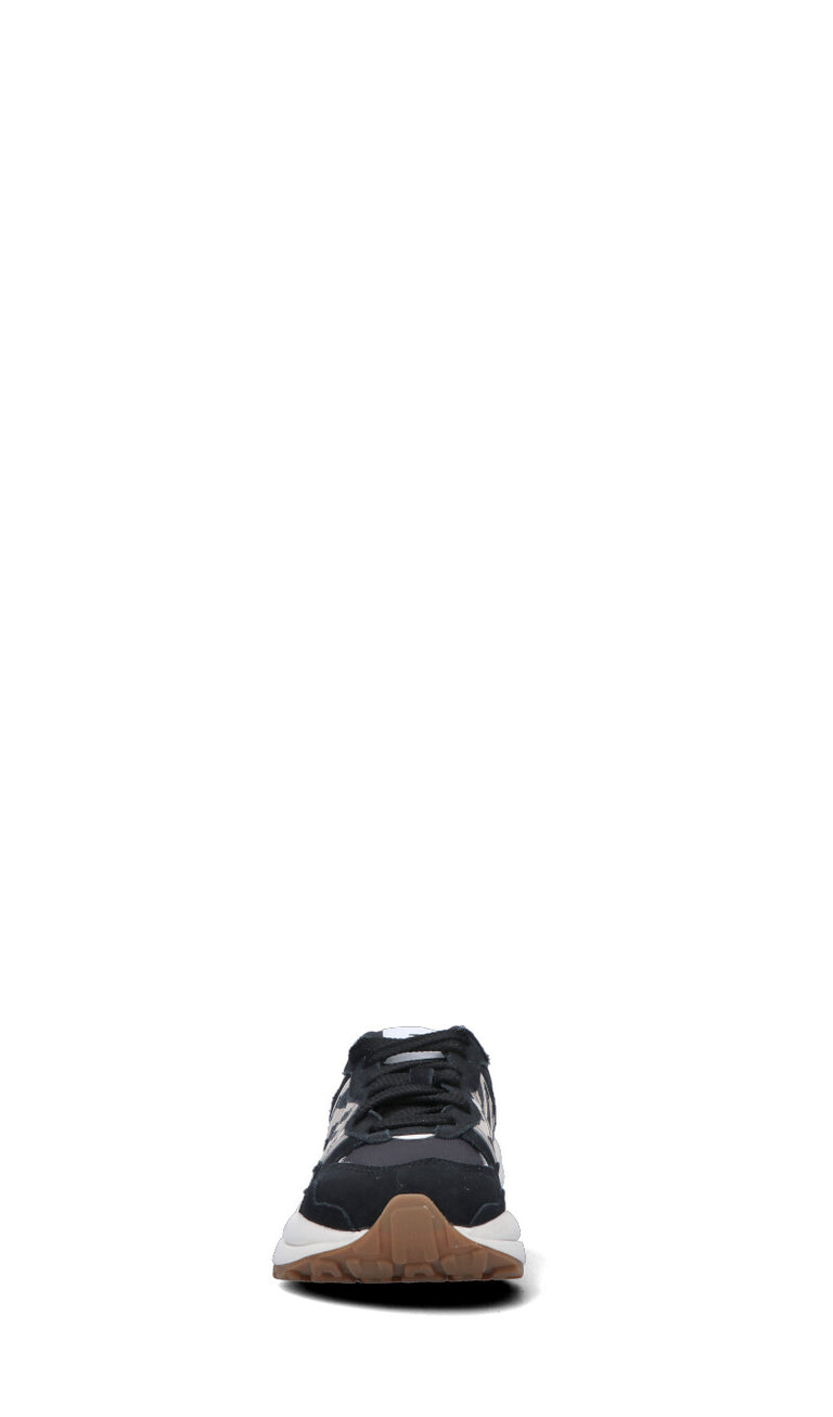 NEW BALANCE Sneaker donna nera in suede