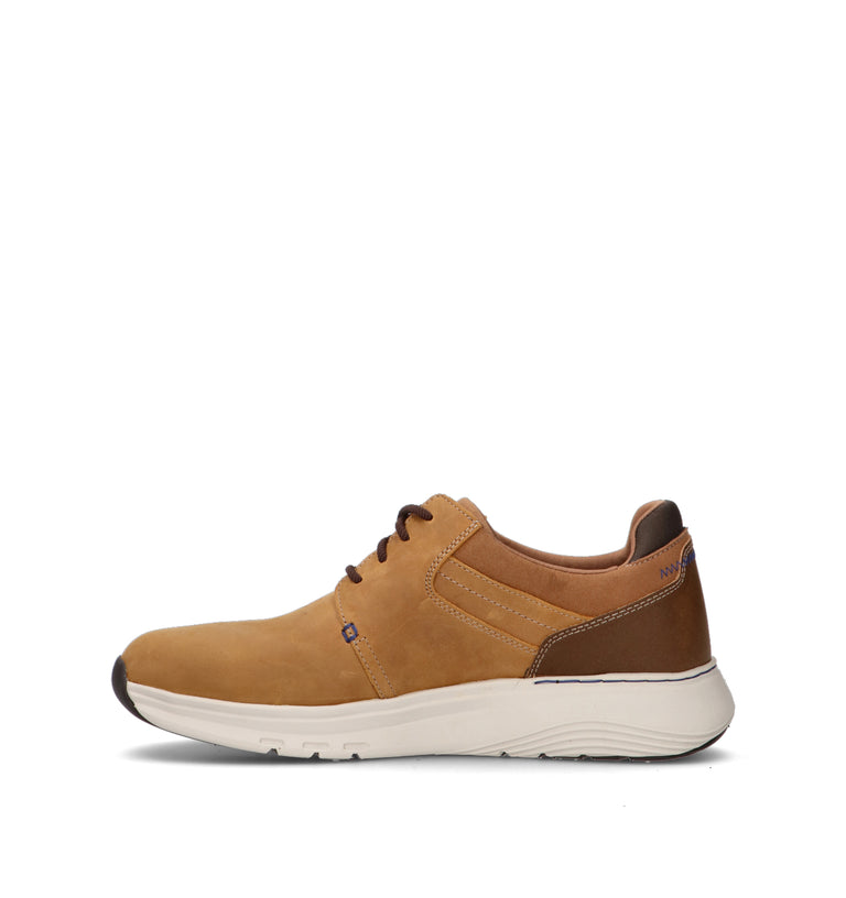 CLARKS ESSENTIALS MOTION TREK PT Sneaker uomo cammello in pelle. Caratterizzata da una tomaia bicolo
