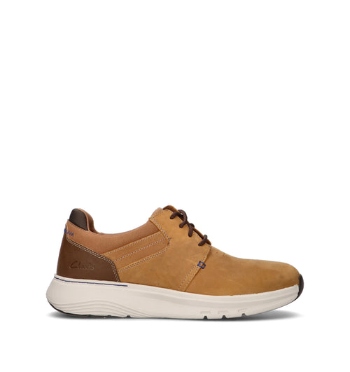 CLARKS ESSENTIALS MOTION TREK PT Sneaker uomo cammello in pelle. Caratterizzata da una tomaia bicolo