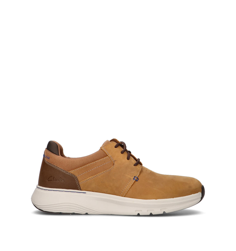 CLARKS ESSENTIALS MOTION TREK PT Sneaker uomo cammello in pelle. Caratterizzata da una tomaia bicolo