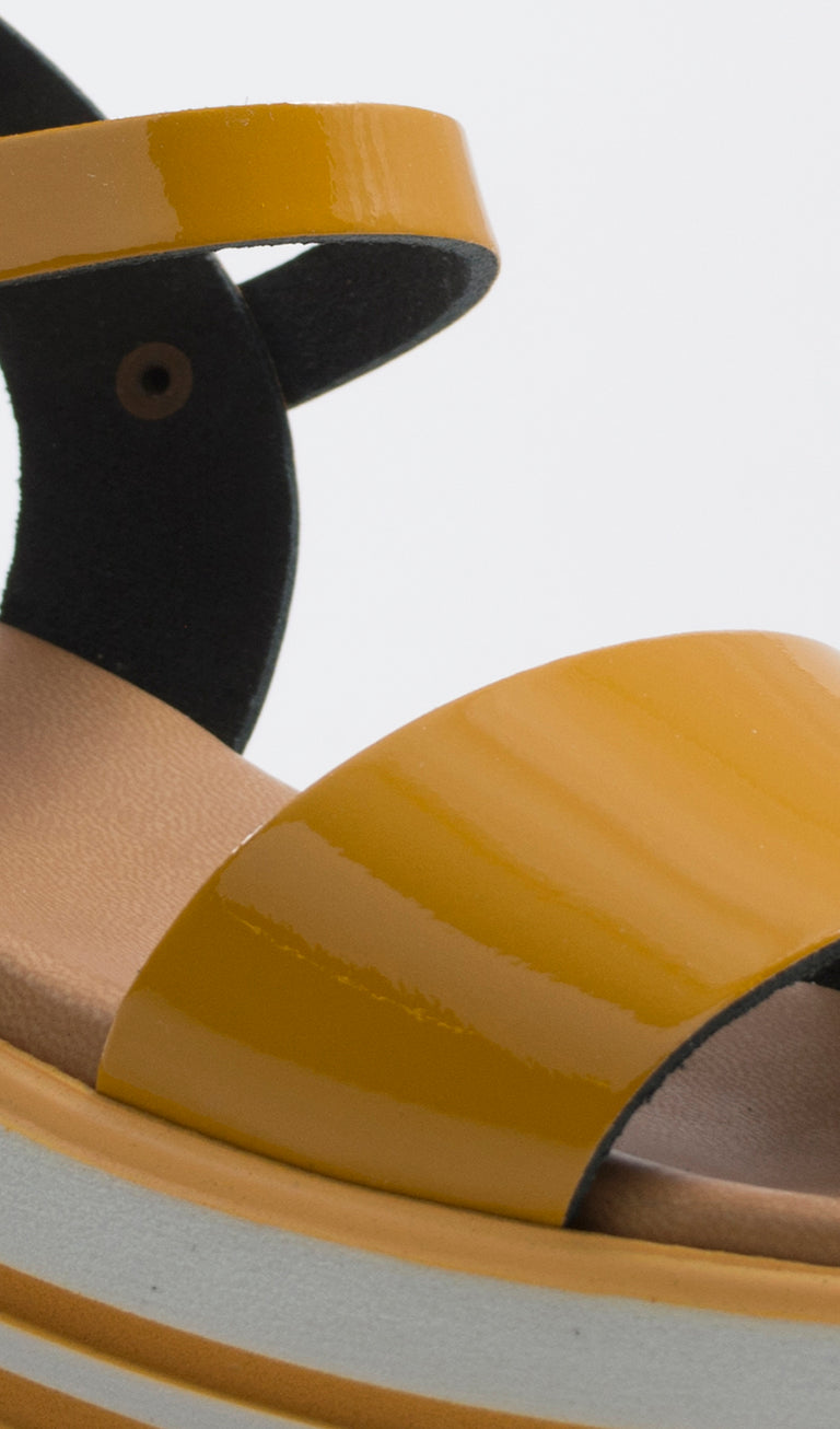 PERLAMARINA Sandalo bimba giallo in pelle verniciata