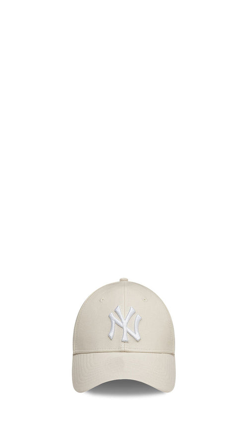NEW ERA 9FORTY WOMEN Cappello 'NY Yankees' beige chiaro con logo bianco