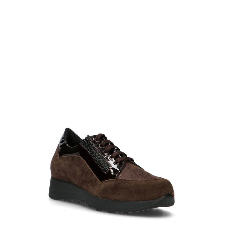 ELITE TOMASI Sneaker donna marrone in pelle scamosciata. Il design comfort è completato da una prati