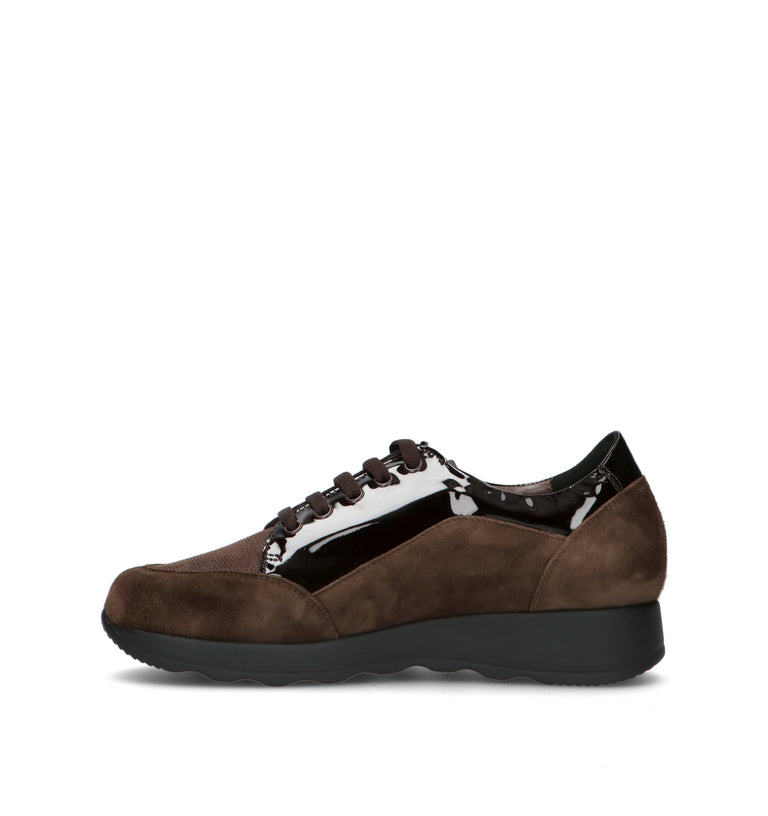 ELITE TOMASI Sneaker donna marrone in pelle scamosciata. Il design comfort è completato da una prati