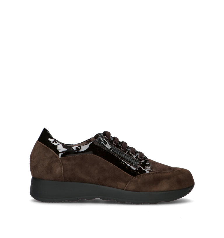 ELITE TOMASI Sneaker donna marrone in pelle scamosciata. Il design comfort è completato da una prati