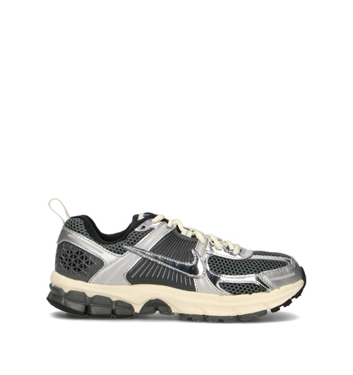 NIKE VOMERO 5 (GS) Sneaker ragazzo nera/argento