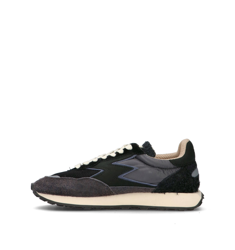 MOACONCEPT Sneaker uomo nera in pelle scamosciata e tessuto. La tomaia combina mesh, suede e nylon t